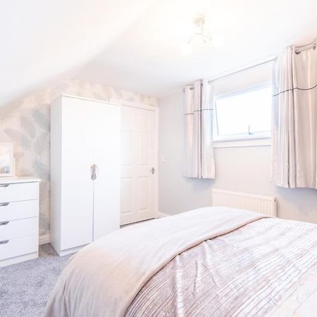 Bright, Fresh, Renovated 3 Bedroom Apartment In The Heart Of Montrose 앵거스 외부 사진