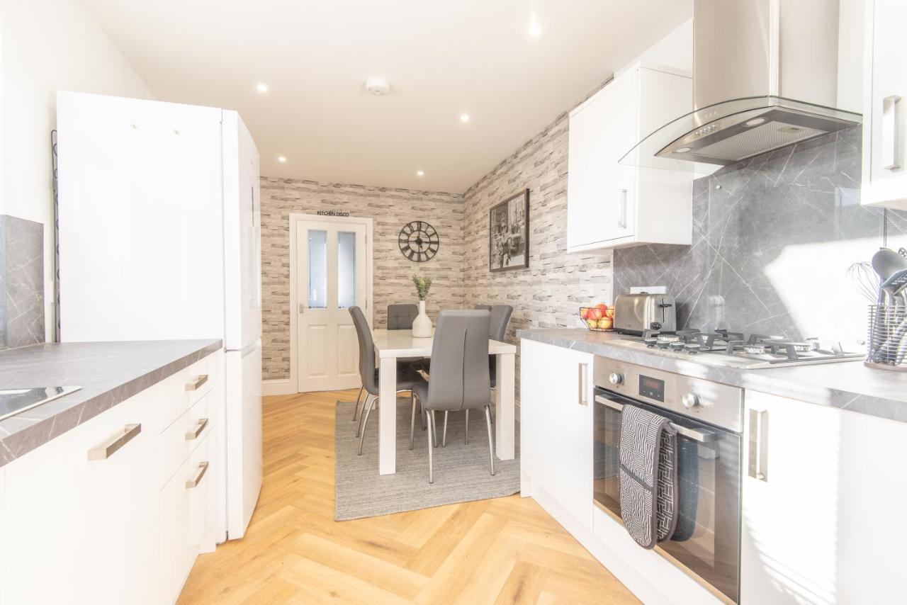 Bright, Fresh, Renovated 3 Bedroom Apartment In The Heart Of Montrose 앵거스 외부 사진