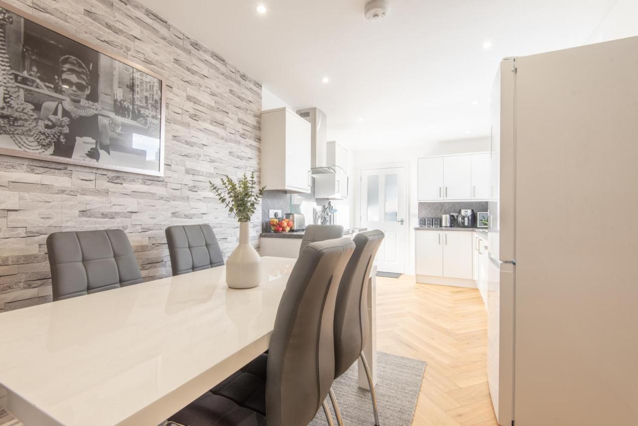 Bright, Fresh, Renovated 3 Bedroom Apartment In The Heart Of Montrose 앵거스 외부 사진
