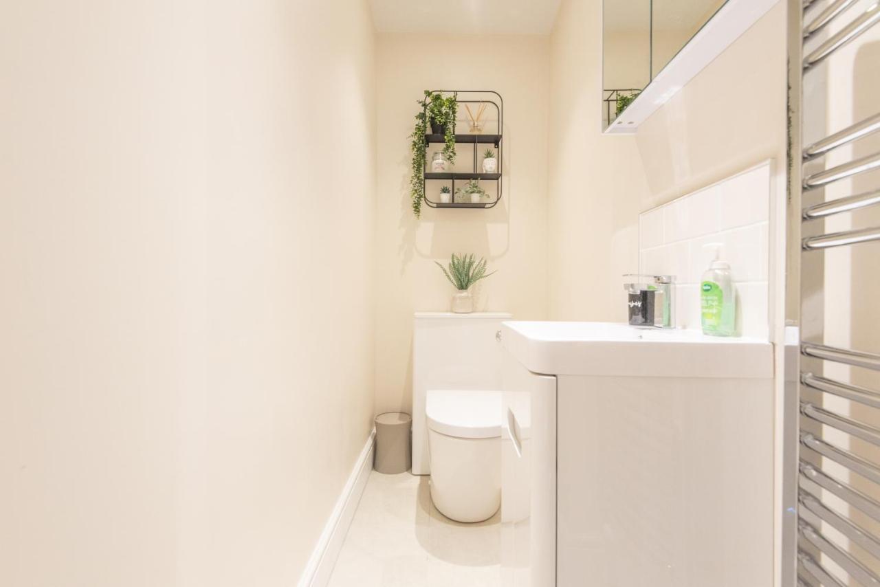 Bright, Fresh, Renovated 3 Bedroom Apartment In The Heart Of Montrose 앵거스 외부 사진
