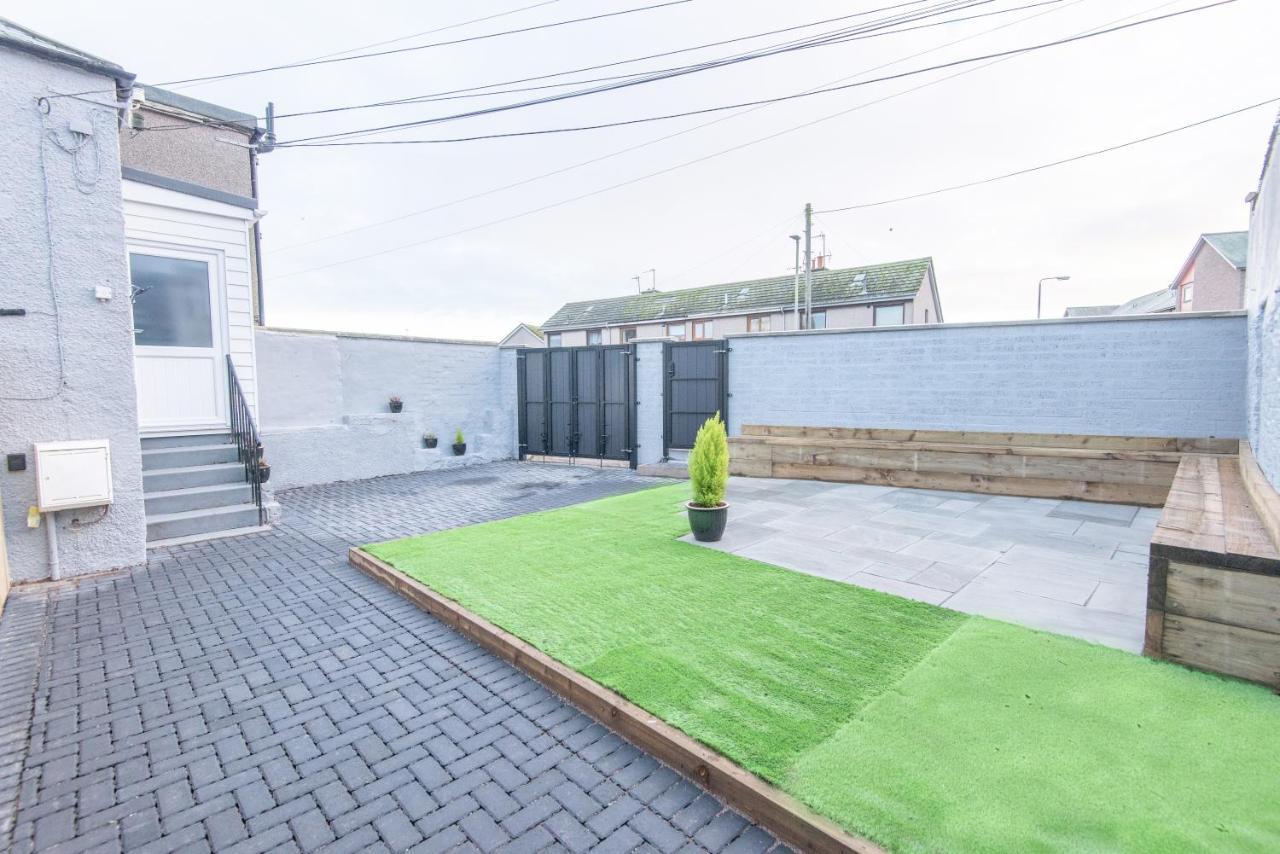 Bright, Fresh, Renovated 3 Bedroom Apartment In The Heart Of Montrose 앵거스 외부 사진