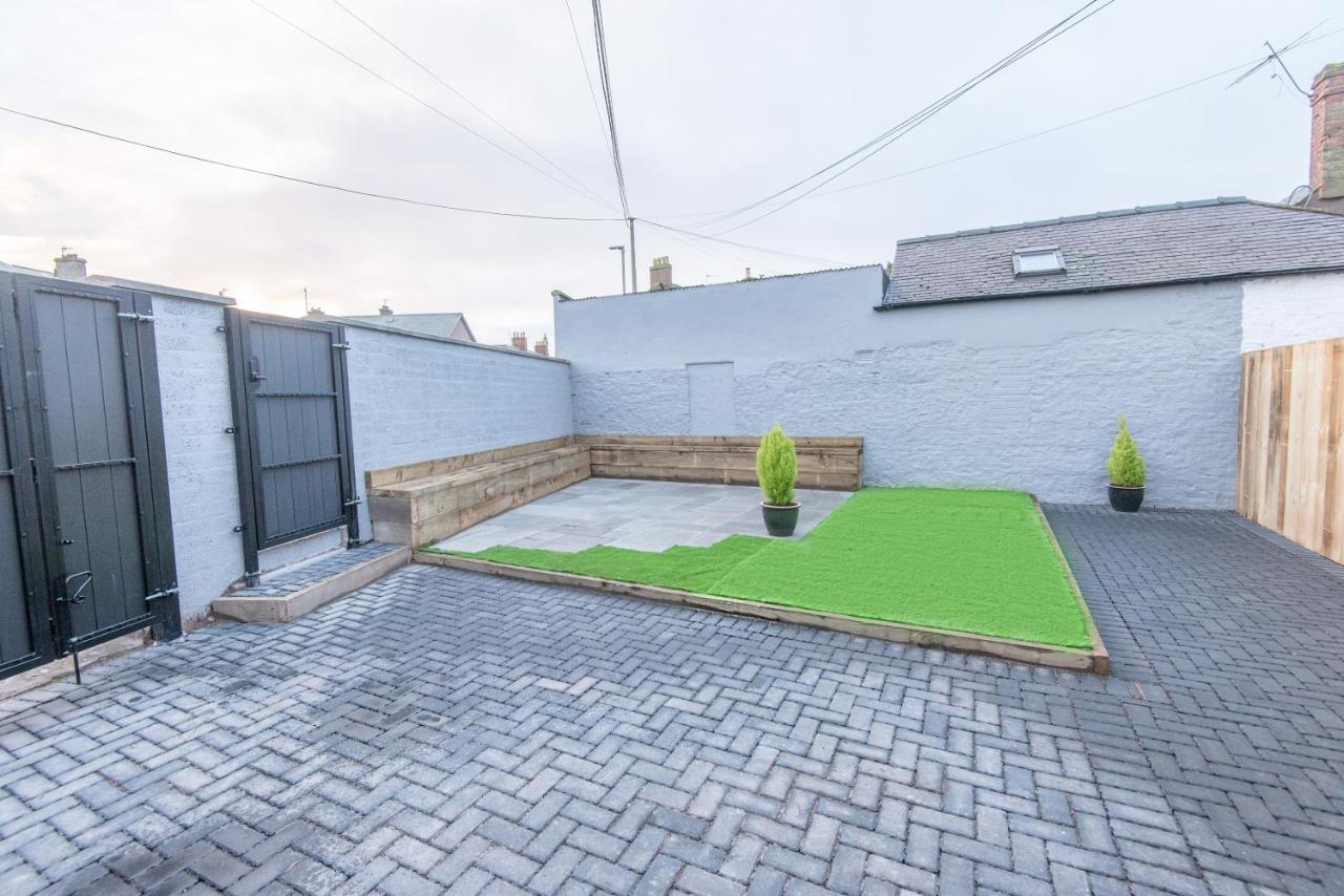 Bright, Fresh, Renovated 3 Bedroom Apartment In The Heart Of Montrose 앵거스 외부 사진