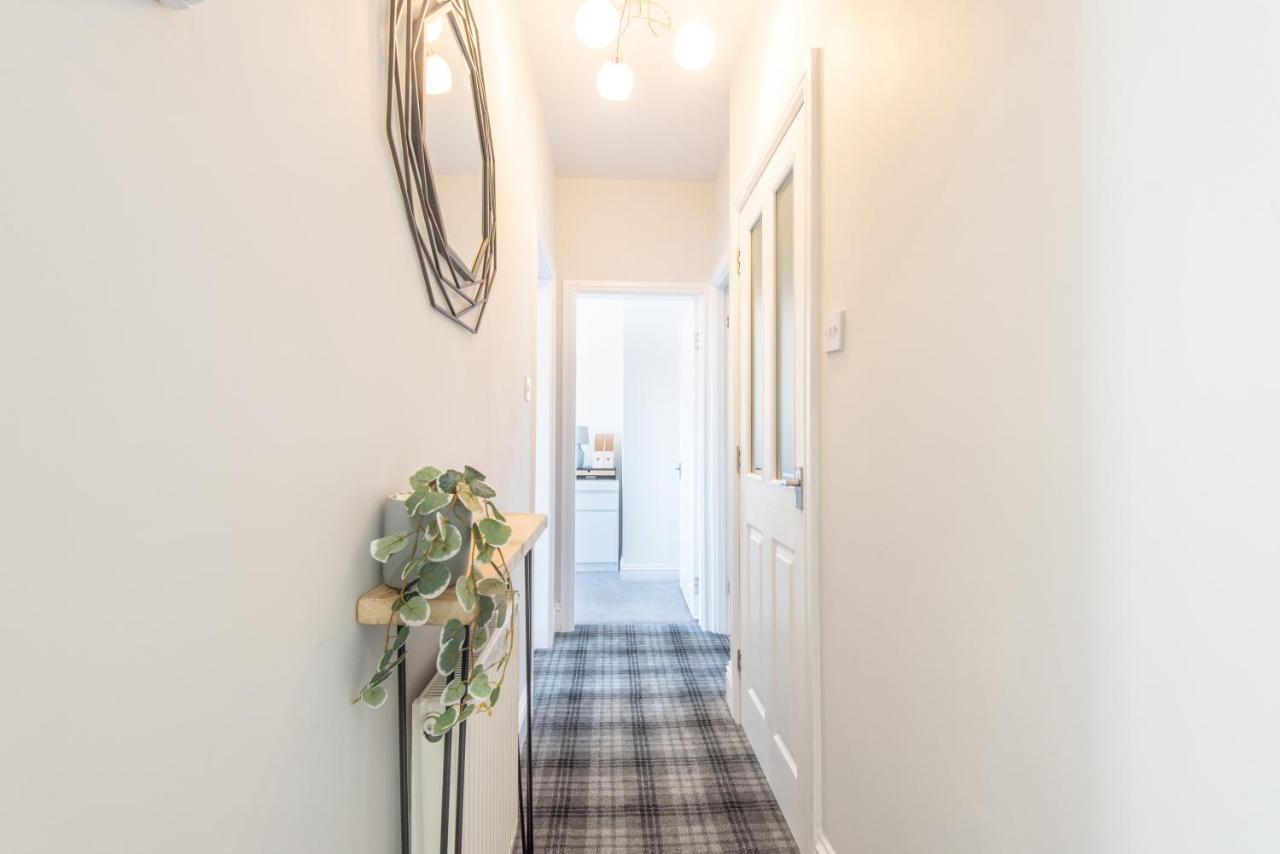 Bright, Fresh, Renovated 3 Bedroom Apartment In The Heart Of Montrose 앵거스 외부 사진