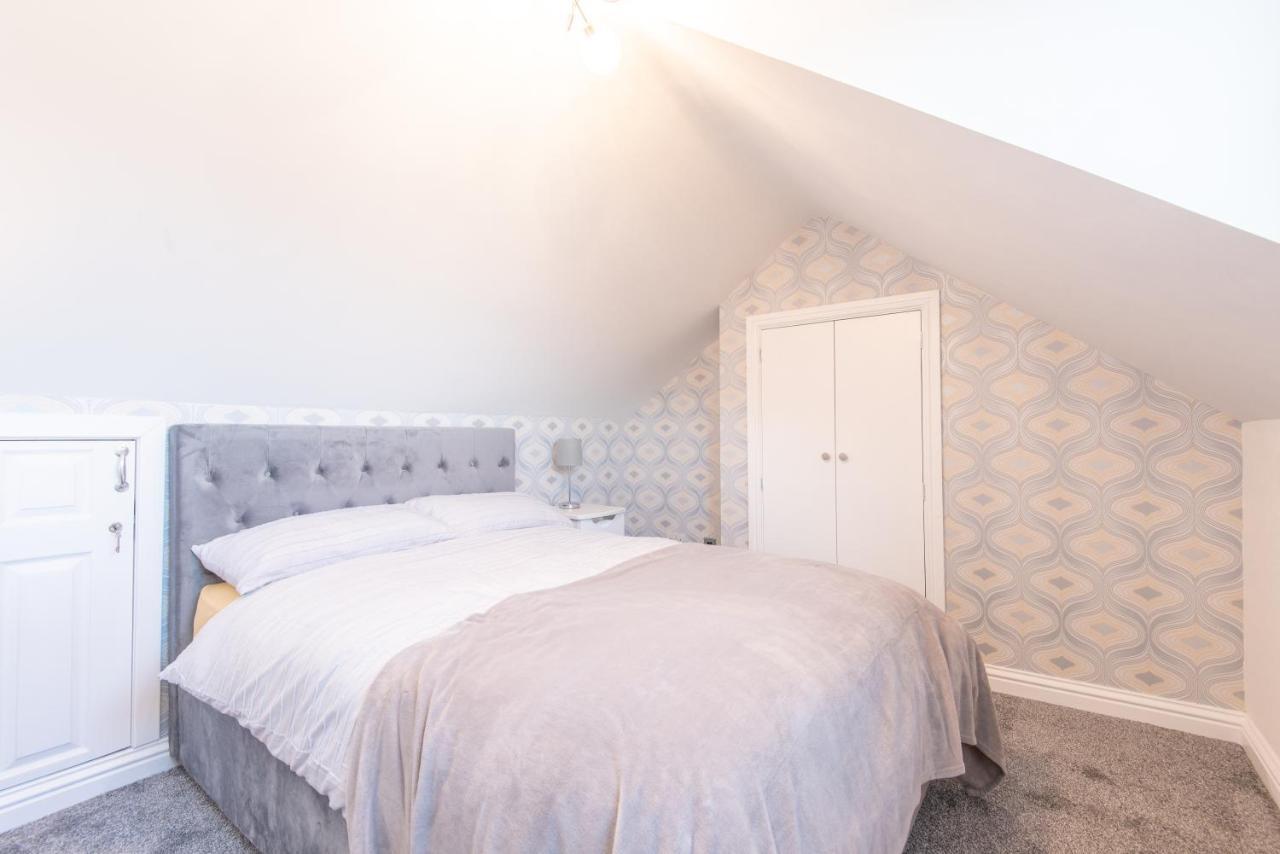 Bright, Fresh, Renovated 3 Bedroom Apartment In The Heart Of Montrose 앵거스 외부 사진