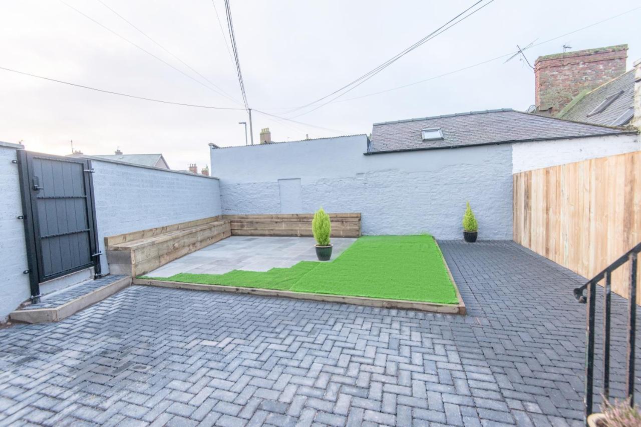 Bright, Fresh, Renovated 3 Bedroom Apartment In The Heart Of Montrose 앵거스 외부 사진