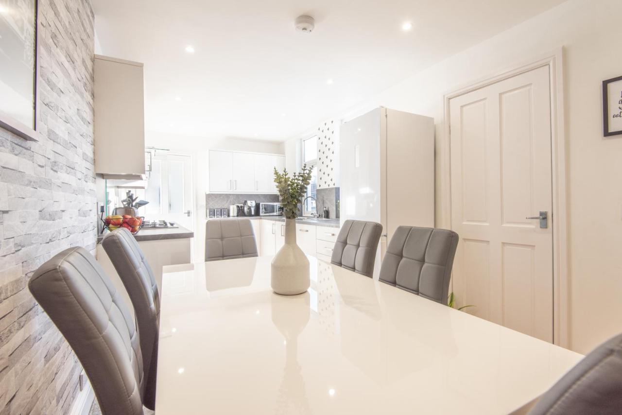Bright, Fresh, Renovated 3 Bedroom Apartment In The Heart Of Montrose 앵거스 외부 사진