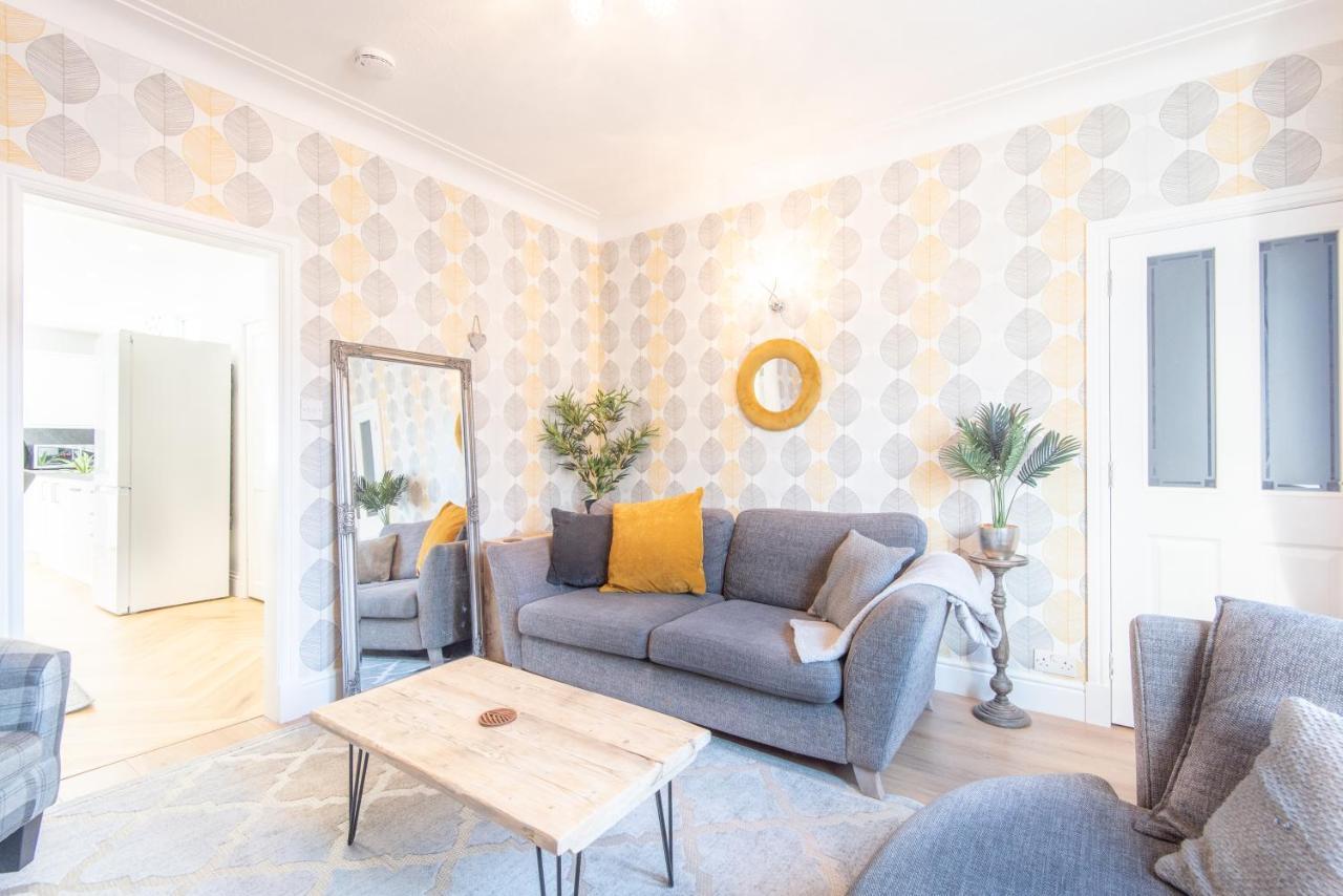 Bright, Fresh, Renovated 3 Bedroom Apartment In The Heart Of Montrose 앵거스 외부 사진