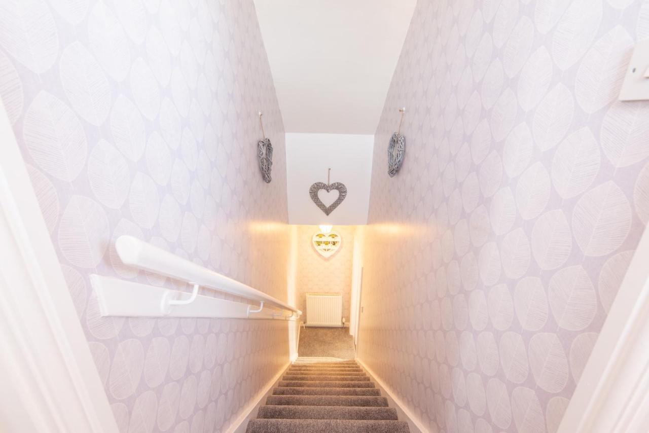 Bright, Fresh, Renovated 3 Bedroom Apartment In The Heart Of Montrose 앵거스 외부 사진